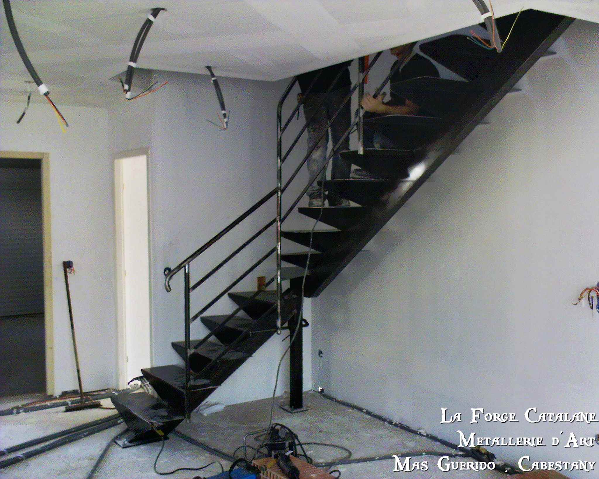 escalier limon central marches tole pliee 4 forge catalane.jpg